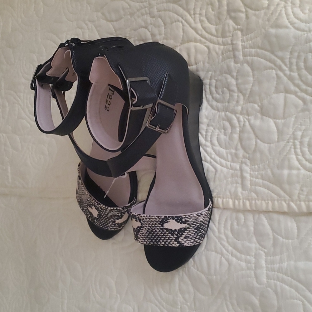 Sandals - Picture 2 of 5